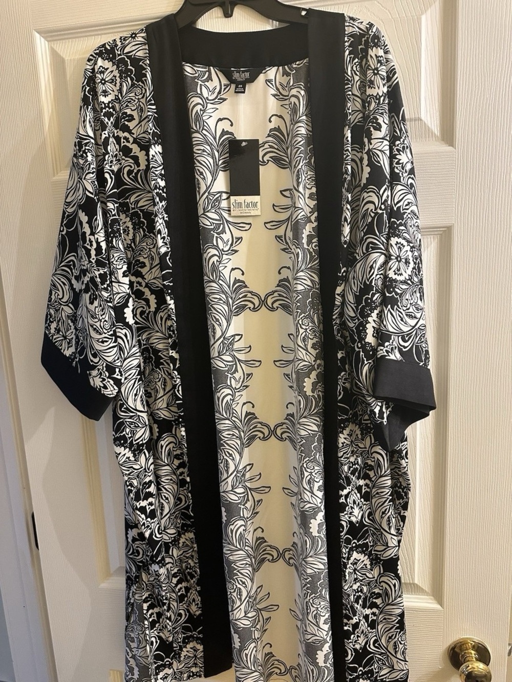 Slimtacular Black & White Floral Kimono Robe by